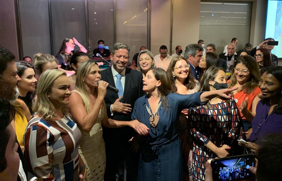 Lira faz festa da vitória para 300 pessoas em meio à pandemia